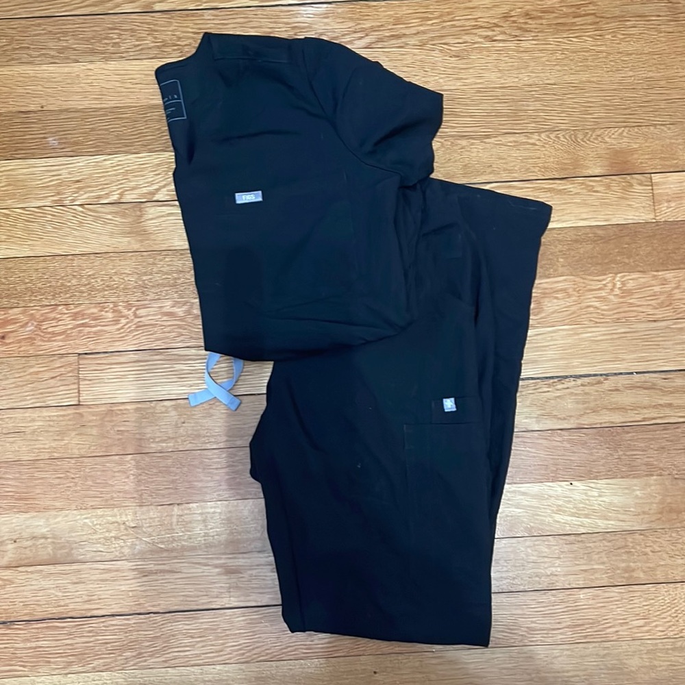 Excellent used condition black figs scrub set size small yola pant Catarina top